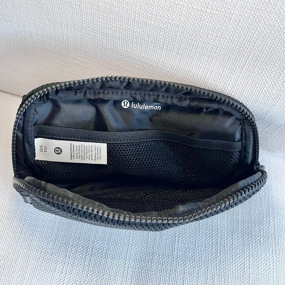 Lululemon Everywhere Belt Bag Knit Mesh Black NWT Crossbody Size 1L - Picture 5 of 5